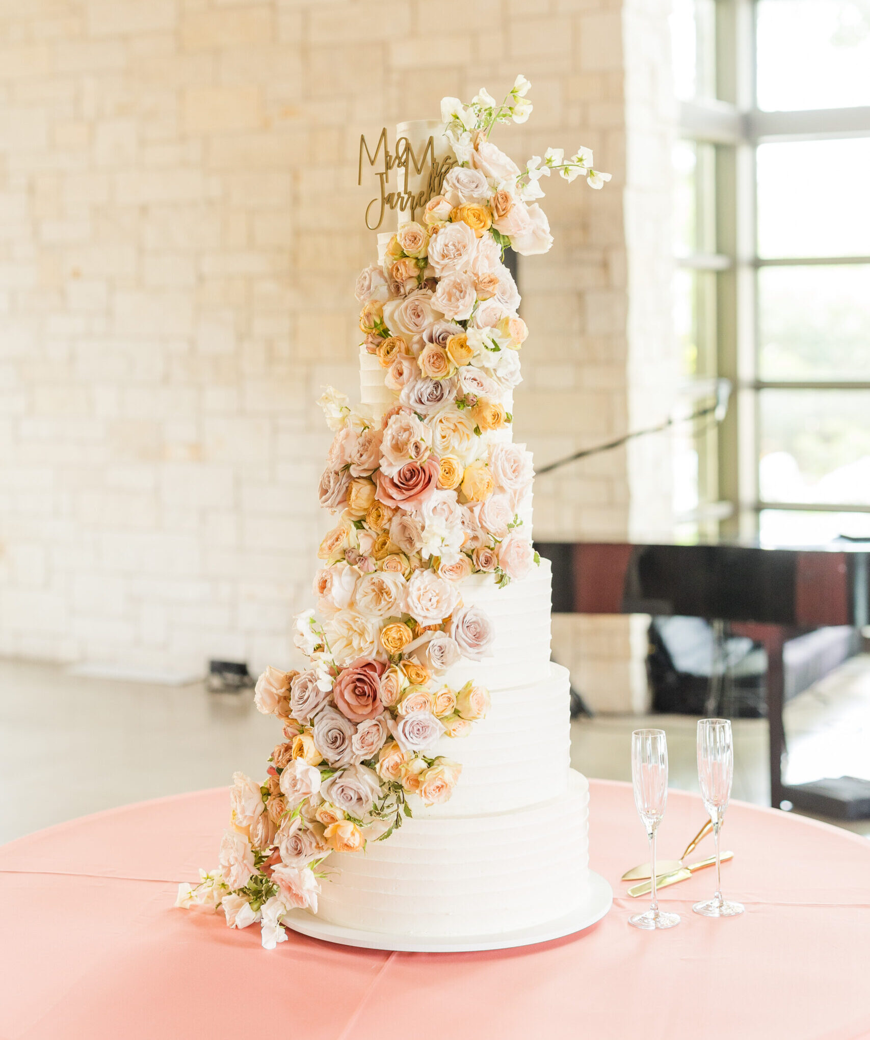 2024 wedding trends, large wedding cake and champagne