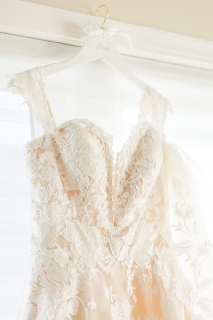 Used wedding gowns which can help you save money on your wedding budget are readily available at shops and online.